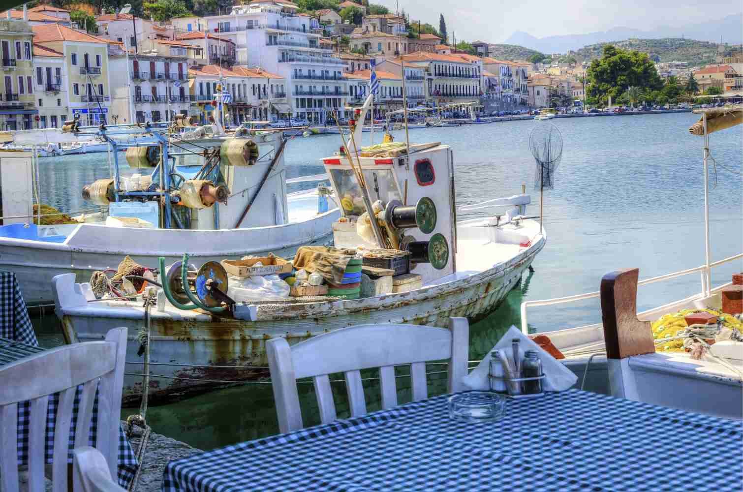 Waterfront tables in Gytheio